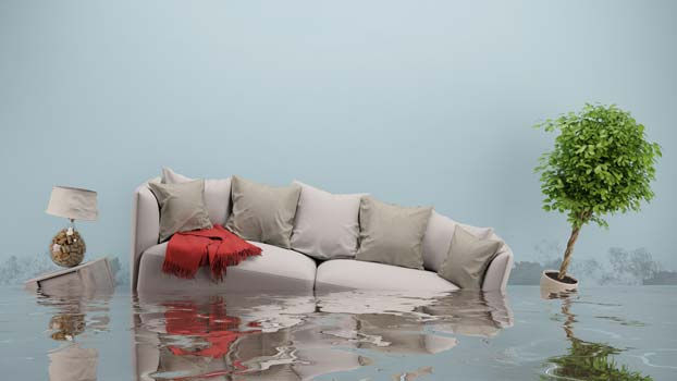 Nettoyage d'une maison après une inondation à cause des intempéries, Bastia, Corsica Nettoyage
